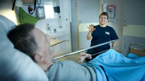 Ove Brännholm besöker sin pappa Gösta som ligger på sjukhuset efter att för tredje gången ha blivit uttorkad på ett äldreboende.