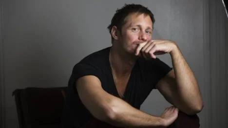 I "True blood" gör Alexander Skarsgård rollen som den över tusen år gamle vampyren Eric Northman. Förutom att ha ett gott öga till Anna Paquins karaktär Sookie Stackhouse är han även barägare och sheriff i Louisianas femte vampyrdistrikt.