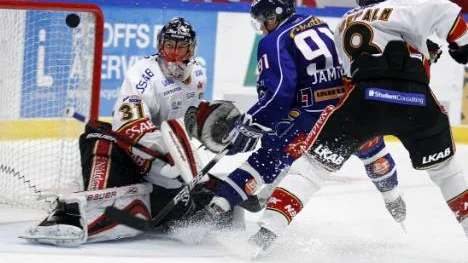 Anders Nilsson tvingades att släppa in sex puckar i bortamatchen mot Linköping. Här ser han hur Andreas Jämtin är nära att göra sitt andra mål i matchen - men han klarade sig den gången.foto: Stefan Jerrevång/SCANPIX