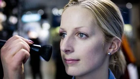 Maria Hegstam nästan färdigsminkad. Bröllopssminkning är annorlunda "vanlig" sminkning.