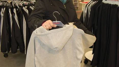 Agneta Svanberg köpte sig en huvtröja när hon besökte Team Sportias smygöppning av sin butik i Boden under söndagskvällen.