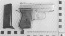 Pistolen som den 38-årige krögaren hade på sig när han besökte en innekrog i Luleå. Krögaren dömdes till sex tusen kronor i dagsböter. Foto: POLISEN
