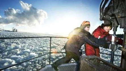 Bogserbåtsmatrosen Fredrik Persson och Mikael Wiström från Tyréns geotekniska              undersökningar borrar för fullt. Bogserbåten Victoria har blivt borrplattform när Sandöledens botten ska undersökas inför den förestående muddringen. FOTO: Pär Bäckström