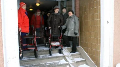 Boende på Föreningsgatan 27 i Kiruna kräver att Kirunabostäder förbättrar huvudingången med ramp och dörröppnare. Från vänster: Irma Niemi, Ester Persson, Astrid Olofsson, Barbro Fors och Elsy Kekeleinen. FOTO: Alexander Linder