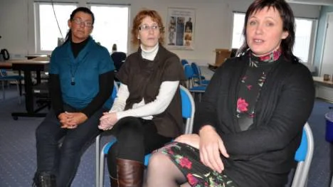 Lena Garellick, Helene Johansson och Marianne Olsson (närmast i bild) säger att många är ledsna och oroliga för vad som ska hända med deras jobb - och frågorna är många. FOTO: Lotta Nilsson
