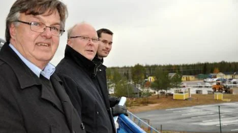 Högtflygande planer för Kalix motorstadion. Jan Johansson, Roberg Forsberg och Christer Johansson kan redan nu blicka ut över en imponerande anläggning som Kalix motorstadion är.