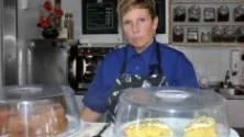 Jeanette Johansson är eldsjälen bakom Jeanettes kafé, en populär träffpunkt på Lövberga. Hon blev uppsagd, men verksamheten räddades efter allmänhetens protester och kommunalrådets engagemang.FOTO: Marie Ridderström