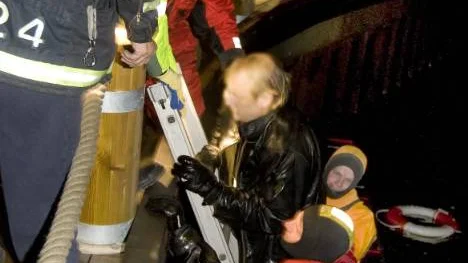 Här tas det starkt nedkylde mannen upp på kajen.