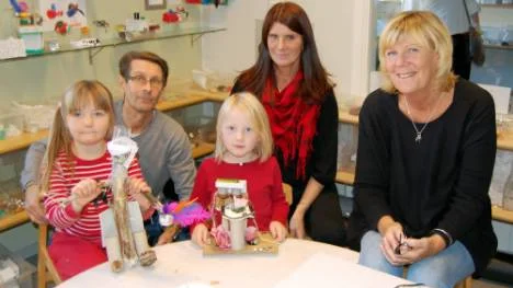 Förskolan Barncompaniet i Boden har besök från hela landet, som vill studera verksamheten. På torsdagen fanns 15 förskolechefer från Bromma på plats. Här ses två av dem, Inger Willebrand (mitten) och Ingrid Alexi tillsammans med Bia Lundberg, förskoleledare. Barnen heter Noella Lannergren till vänster och Maja Nilsson.