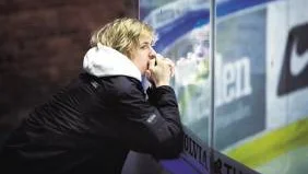 Mattias Modig har fått hård kritik från både media och fans under säsongen. Men han tar det ganska coolt ändå. ”Det är nog jobbigare för farmor och för&tab;&tab;        morsan än vad det är för mig. Själv försöker jag hålla distans till det. Man måste det i det här yrket, säger han.