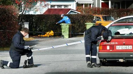 Lugnet efter stormen. En granne klipper gräset samtidigt som kriminalteknikerna Mattias Huhtasaari och Urban Johansson, Umeå, undersöker polisens insats när en 23-årig man skottskadades i Porsön i Luleå.         FOTO: Pär Bäckström