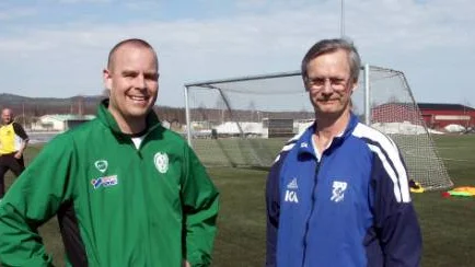 Fotbollen i Boden ska lära av IFK Göteborg och 1 maj var det utbildningsdag på Björknäsvallen med Roger Fridlund (t h), utbildningsansvarig i IFK. Här tillsammans med Mats Rostadius, ungdomsansvarig i Bodens BK.