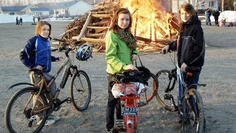 Några ungdomar som hittat till majbrasan i Vittjärv var fr v Anna Johansson, Lisa Johansson och Sara Nordström.
FOTO: Lena Leffler