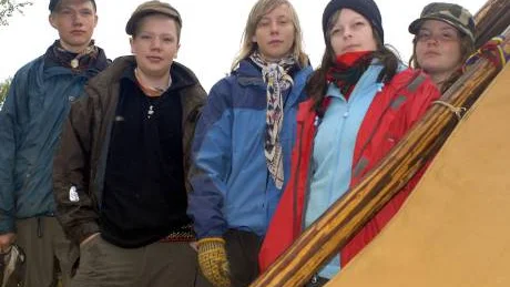 Viktor Lund Mikko, Petter Lund Mikko, Hanna Nutti, Ida Eliasson och Ronja Töyrä sommarjobbar på lägret.                                                      Foto: Nils Anders Inga