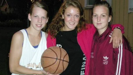 En stjärntrio från Damligan är hemma på besök under basketskolan. Kicki Nybom, 19, tillhör Marbo, Stina Söderberg, 20, Jämtland och Annica Nybom, 21, Umeå.foto: privat