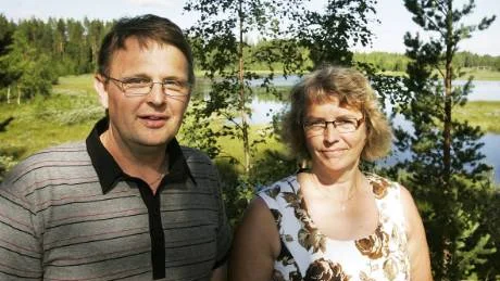 Lars och Majvor Sjölund tvekar inte det minsta inför den jättelika vindkraftssatsning som väntar runt hörnet.  Det här behöver bygden, säger Majvor. FOTO: Pia Hanzi
