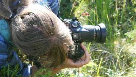 Elisabeth Kerttu fångade många blommor på bild."Åh, de är vackra", sa hon. FOTO: linda danhall