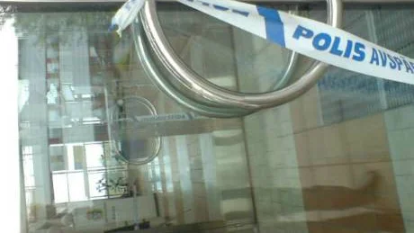 Delar av polishuset är nu avspärrade i väntan på att bombgruppen ska göra sitt jobb.