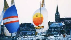 Det här är nog bilden de allra flesta minns från VM-seglingarna. Mathcracen i hamnbassängen i Södra hamn runt midnatt natten mellan midsommarafton och midsommardagen 1988. Foto: MAGNUS PEHRSSON
