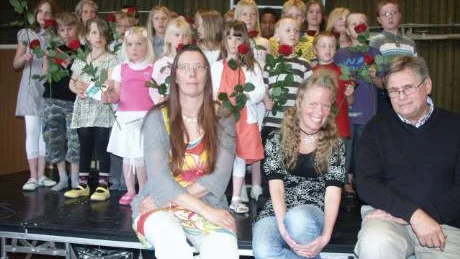 Alla barn och lärare i Vitvattnets skola samlade till en sista bild. Och det är det sista som händer före det efterlängtade sommarlovet. FOTO: Lotta Nilsson