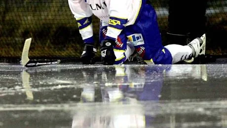 Han byter blåvitt mot rödvitt. Matti-Jussi Liedes var en av HT Bandys bästa spelare den här säsongen, men nu väntar Kalxi. foto: bengt-åke persson