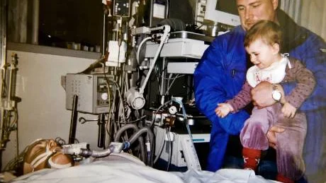 Efter en dryg veckas medvetslöshet reagerade Kerstin Blom häftigt när sambon Christer Nordsvahn kom in med dottern Emelie i rummet.