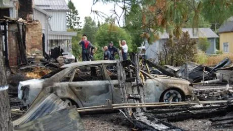 En villa i Boden brann ner till grunden på måndagsmorgonen efter explosionsartad brand. Tekniker från Luleå började omgående en undersökning och fann att en person omkommit.
