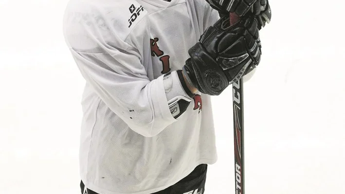 Här är ett helt nytt ansikte i Kiruna IF. Henrik Bergenström ville prova på något helt nytt efter ett par år hemmavid i Dalarna. Det blev en resa till Sveriges nordligaste hockeyklubb. ”Lite mer äventyr än till exempel Eskilustuna”, säger han.