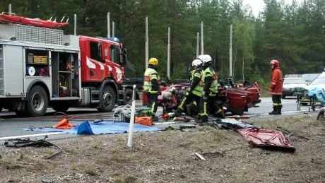 Många människor var involverade i arbetet efter den våldsamma kollisionen som krävde två liv och två svårt skadade. FOTO: Lotta Nilsson