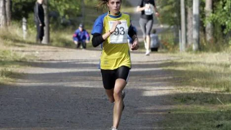 Cornelia Henriksson orkade inte hänga på friidrottslöftet Lina Alainentalo uppför milens sista backe. Foto: Martin Thelénius