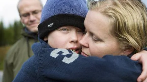 Sebastian Hedman 10 år , kramar mamma Gudrun efter natten på fjället.
