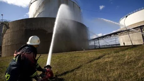 Räddningstjänsten i Luleå kylde ner den cistern som låg bredvid den cistern som, enligt övningsscenariot, stod i lågor. Men den stationära pumpen i Uddebo oljehamn krånglade så man tvingades använda de egna bilarnas pumpar med sämre kapacitet. FOTO: Pär Bäckström