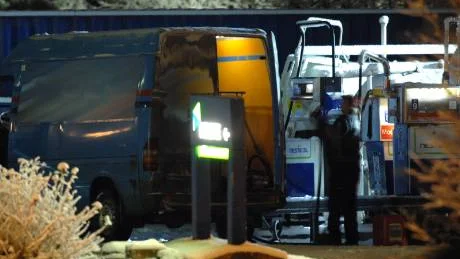 Här ses den 37-årige  Överkalixbon                                           tanka dieselolja på bensinstationen i Ylitornio. När åklagaren visade upp bilden i tingsrätten erkände 37-åringen att det är han som står vid pumpen.Foto: POLISEN
