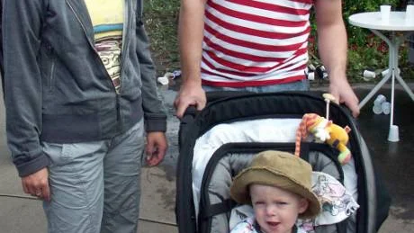 Anders Thun och Jeanette Höglund med sonen Hampus Thun, 1,5 år. "Det är väldigt bra att festivalen är gratis. De har haft lite otur med vädret, men i dag (läs lördag) får alla ta igen det."