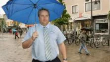 Regn och dålit väder gör att resorna till solen går åt. Patrick Holmfrid, Fritidsresors butikschef i Luleå, har inte många direktresor från Luleå till solen kvar att sälja i juli.
Foto: GÖRAN STRÖM