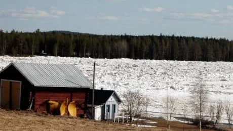 Islossningen i Torneåälv är i år dramatisk. Vid Lovikka och Peräjävvara bilades isproppar som fick vattnet att svämma in över byarna.