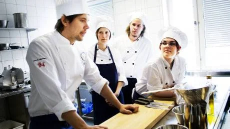 Tommy Myllymäki får svara på frågor om hur han vann titeln Årets kock 2007. Mikaela Pedersen, Marcus Katajamaa och Lisa Grönlund lyssnar intresserat. "Han är pedagogisk och vi har lärt oss mycket och det är lätt att ta till sig av det han säger", säger Lisa Grönlund entusiastiskt Foto: Pia Hanzi