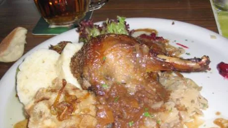 Anka med surkål och klimp - klassisk tjeckisk husmanskost och betydligt bättre käk än de svenska köttbullarna. I alla fall enligt Martin Chabada.