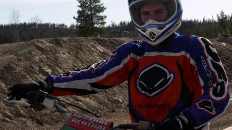 Daniel Samuelsson har en rik fritid på MMCK:s crossbana sedan sju år tillbaka. Det tar på att köra, så efter något varv är det tid att hämta andan.