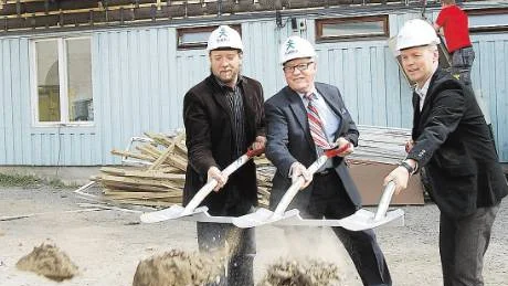 Tala om en flygande start för Bodens nya galleria. De som håller i spadarna är fr vänster Jens Fredriksson, Nåiden bygg AB, kommunalrådet Olle Lindström (m) och Anders Maxstad, Svea fastigheter.                            FOTO: LENA LEFFLER FOTO: Lena Leffler