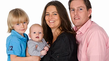 Helena Krantz och Johan Köhler, Hjortronvägen, Sturefors, fick den 21/7 en son som heter Henry. Vikt 3 780 g, längd 51 cm. Med på bilden är även sonen Albert.