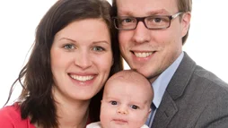 Veronica Nennefors och Carl Almesåker Nennefors, Gryningsgatan, Linköping, fick den 2/2 en dotter som heter Emma. Vikt 3 010 g, längd 49 cm.