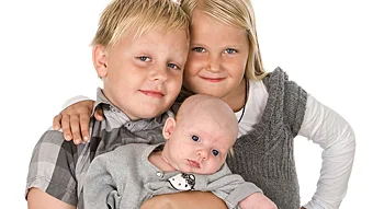 Catrine Rapp och Pontus Pettersson, Mjölorpsvägen, Ljungsbro, fick den 27/7 en dotter som heter Meya. Med på bilden är även syskonen Rasmus och Moa.