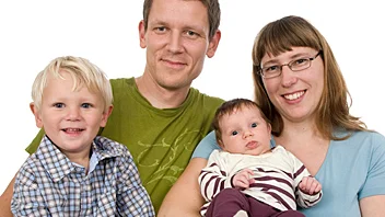 Hanna och Erik Melkersson, Normlösa, Krösahagen, Skänninge, fick den 20/8 en dotter som heter Linn. Vikt 3 940 g, längd 51 cm. Med på bilden är även sonen Måns.