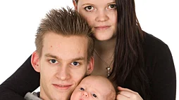 Jenny Holmberg och Rickard Svensson, Skyttevägen, Åtvidaberg, fick den 7/12 en dotter som heter Alice. Vikt 3 120 g, längd 48 cm.