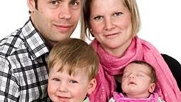 Malin Gilje Halvarsson och Peter Halvarsson, Parkgatan, Mjölby, fick den 14/4 en dotter som heter Adele. Vikt 3 360 g, längd 50 cm. Med på bilden är även sonen Walter.