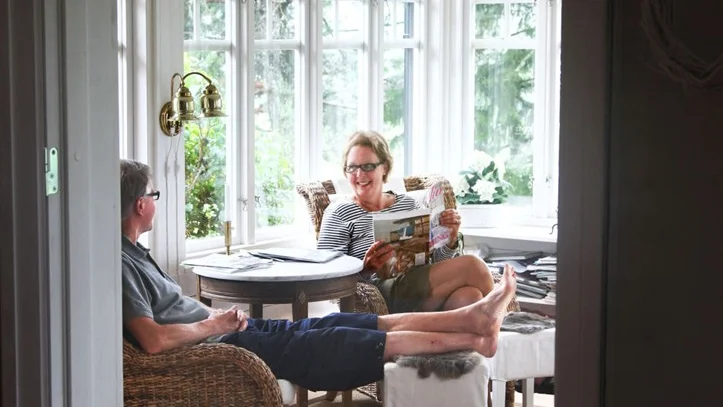 För några år sedan byggde Conny och Annci till en glasveranda. Nu kan de sitta där på kvällarna och blicka ut över mossen bakom huset.