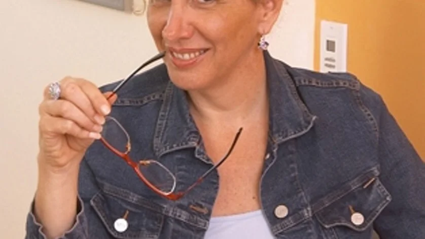 Israeliska Lizzie Doron berättar om sin mamma, en av Förintelsens överlevande.  Foto: Weyler förlag
