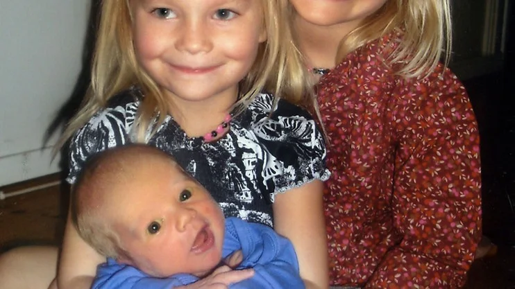 Jenny och Rickard Idemo, Linköping, fick den 26/10 sonen Emil. Vikt 3 495 g, längd 51 cm. Systrarna heter Tindra och Saga.