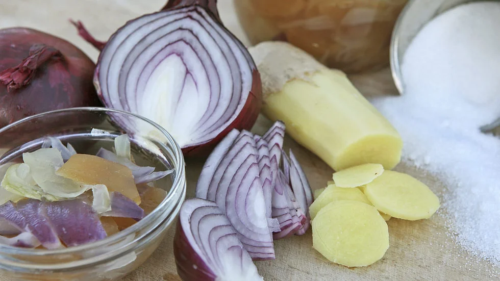 Ingefärssyltad lök är ett annorlunda tillbehör till ovanligt kryddad strömming.Foto: Dan Strandqvist